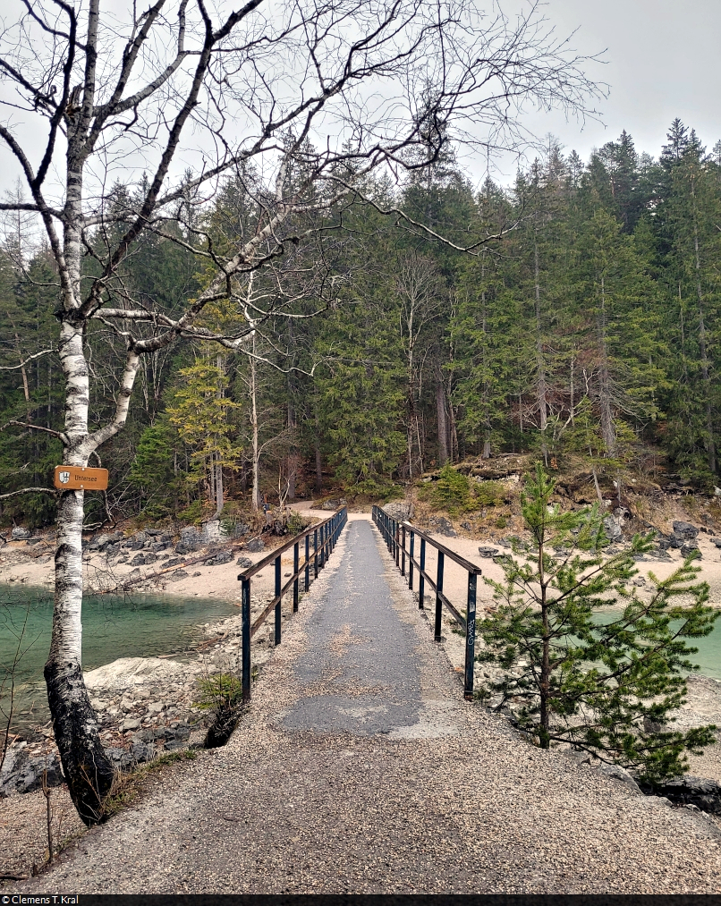 Brücke zwischen dem Eibsee und dessen Untersee an einem ruhigen, trüben Samstagabend.

🕓 15.4.2023 | 19:12 Uhr