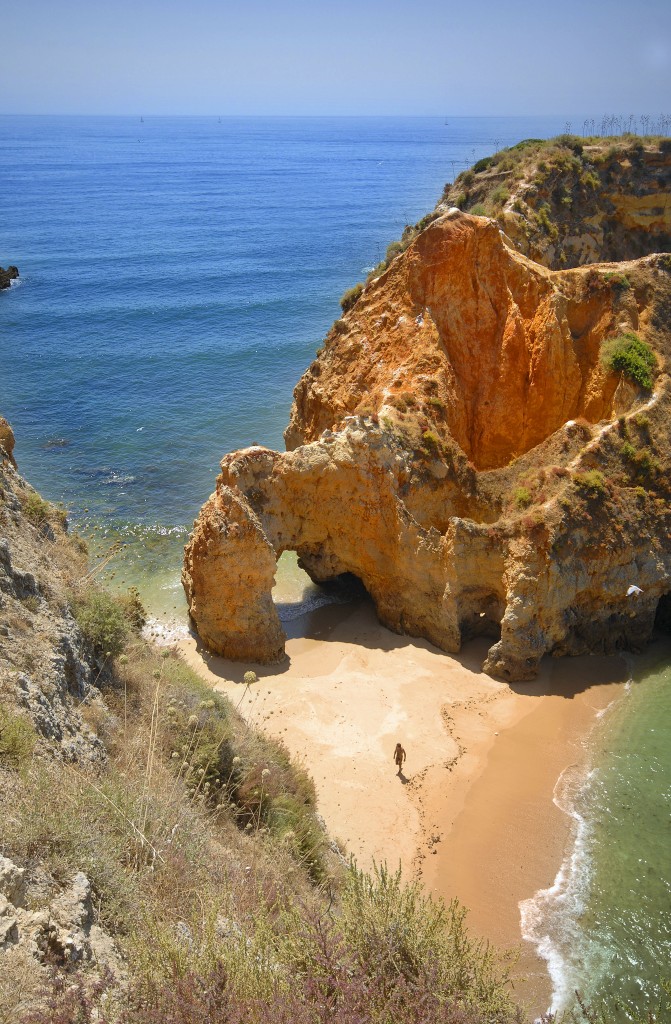 Bucht an der Algarveküste westlich von Praia da Rocha. Aufnahme: Juli 2010.