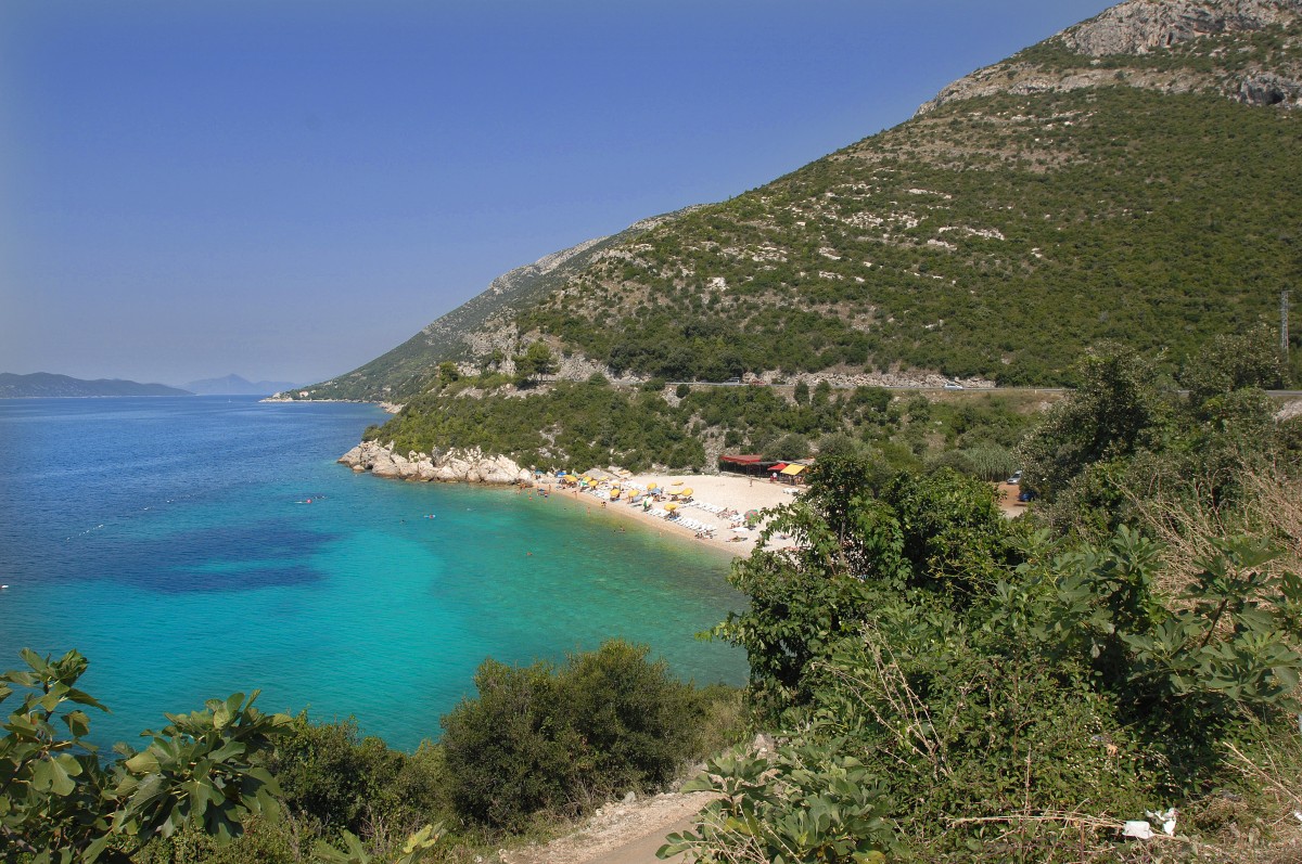 Bucht an der kroatischen Küstenstraße D8. Aufnahme: Juli 2009.