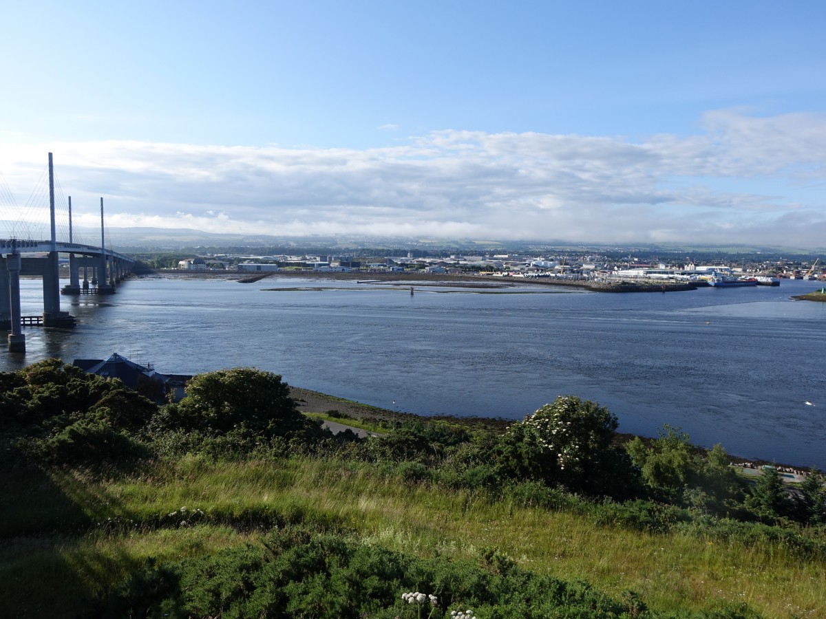 Bucht Beauly Firth des Meeresarms Moray Firth, links die Kessock Bridge der A9 von Inverness nach North Kessock, im Hintergrund die Hafenanlagen von Invernsee (06.07.2015)