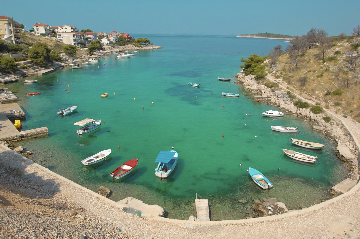 Bucht mit Freizeitbooten an der Adriaküste bei Rogoznica. Aufnahme: Juli 2009.