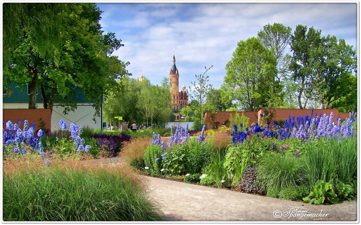 Bundesgartenschau Ende Juni 2009 in Schwerin.
Wunderbare Gärten, rings um das Schloss (im Hintergrund) und den Schweriner See.