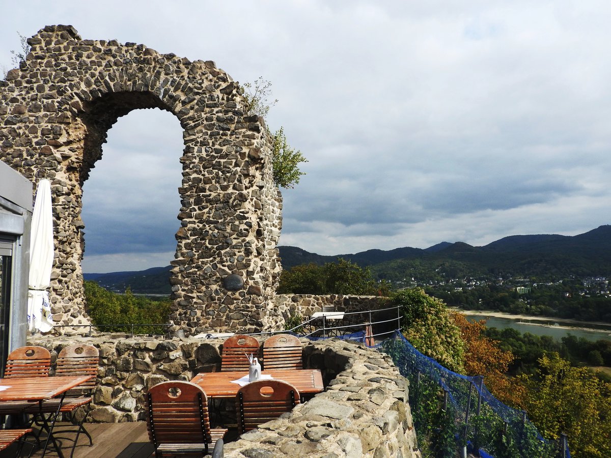 BURGRUINE ROLANDSBOGEN HOCH ÜBER DEM RHEIN
Hoch über dem Rhein bei Rolandseck hat man vom Rest der Burg Rolandseck einen der
schönsten Ausblicke auf den Rhein....am27.8.2018