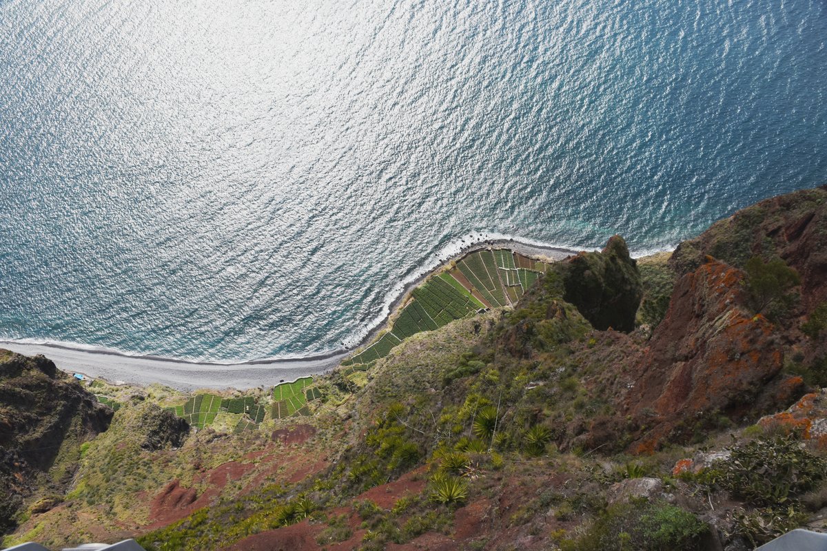 CÂMARA DE LOBOS, 30.01.2018, Blick vom Aussichtspunkt Cabo Girão mehrere hundert Meter hinab auf die Terrassengärten
