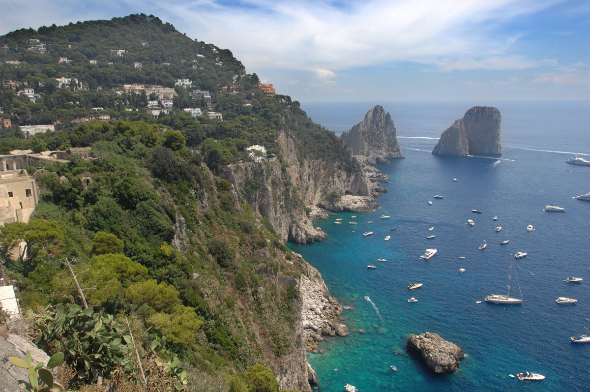 Capri: Aussicht über Scoglia Unghio Marina Richtung I Faglioni - Aufnahmedatum: 21. Juli 2011.