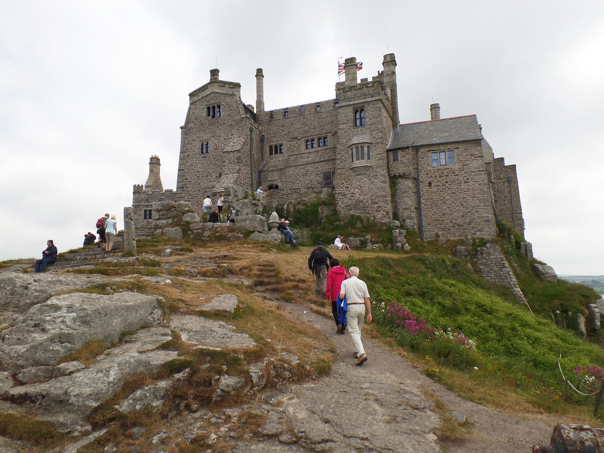 Cornwall am 16.6.2016: St. Michael’s Mount  ist eine Gezeiteninsel in Cornwall an der Südwestspitze Englands am Ärmelkanal, die 366 m vor dem Ort Marazion liegt. Sie ist entweder per Fähr-Boot oder, bei Niedrigwasser (Ebbe), über einen schmalen Damm von Marazion aus zu erreichen. Die Sehenswürdigkeit ähnelt dem Mont Saint-Michel im Norden Frankreichs, ist allerdings weniger bekannt. 