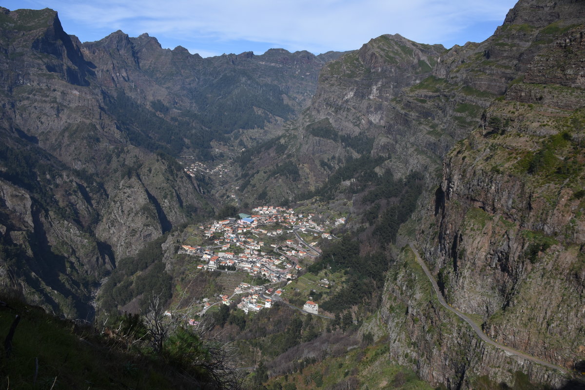 CURRAL DAS FREIRAS, 24.01.2018, Blick vom Aussichtspunkt Eira do Serrado auf den Ort