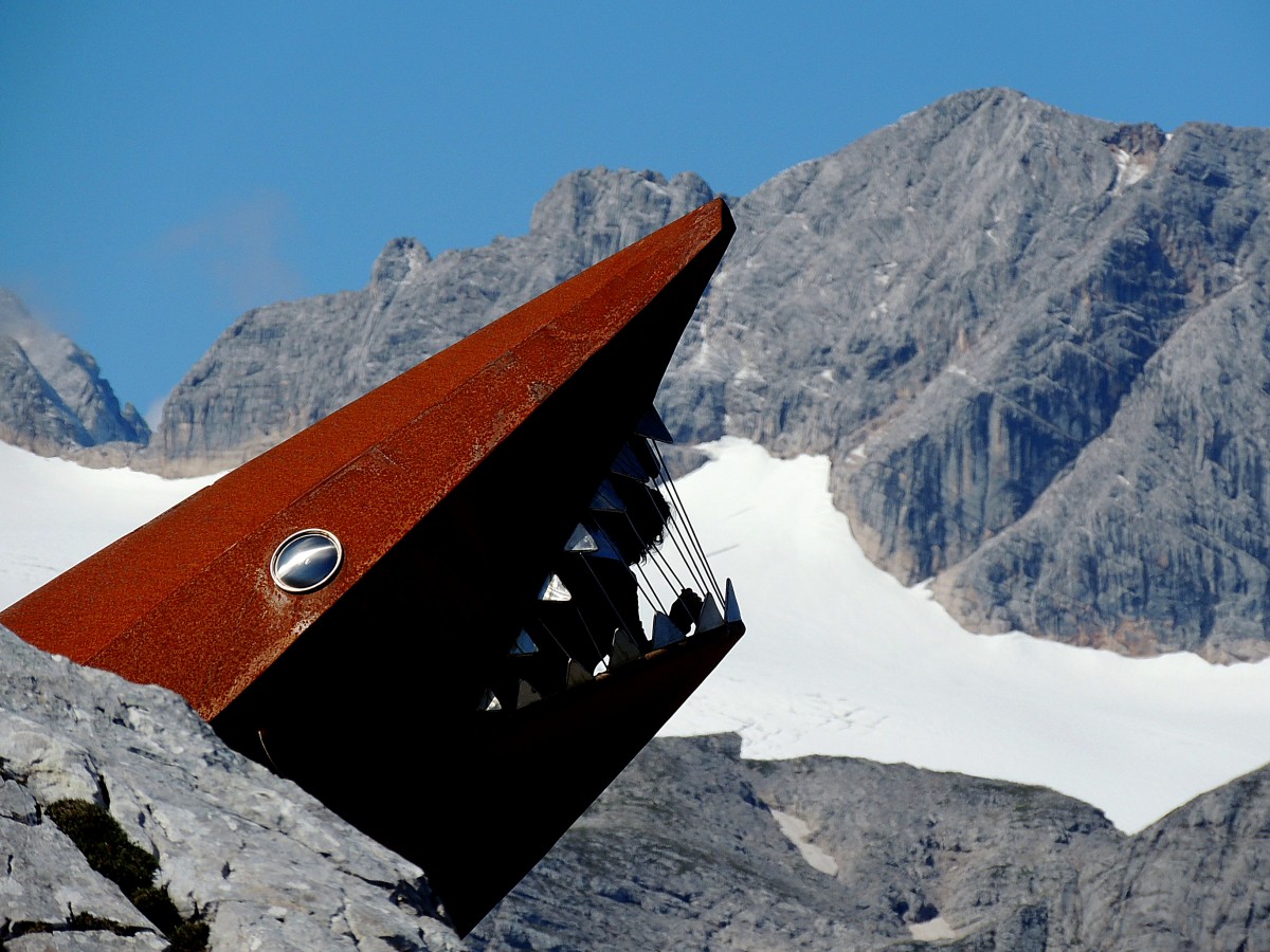 Dachstein-HAI am Heilbronner Rundwanderweg hat wieder  mal zugeschnappt, und bietet interessierte Wanderer eine atemberaubende Aussicht;  140817