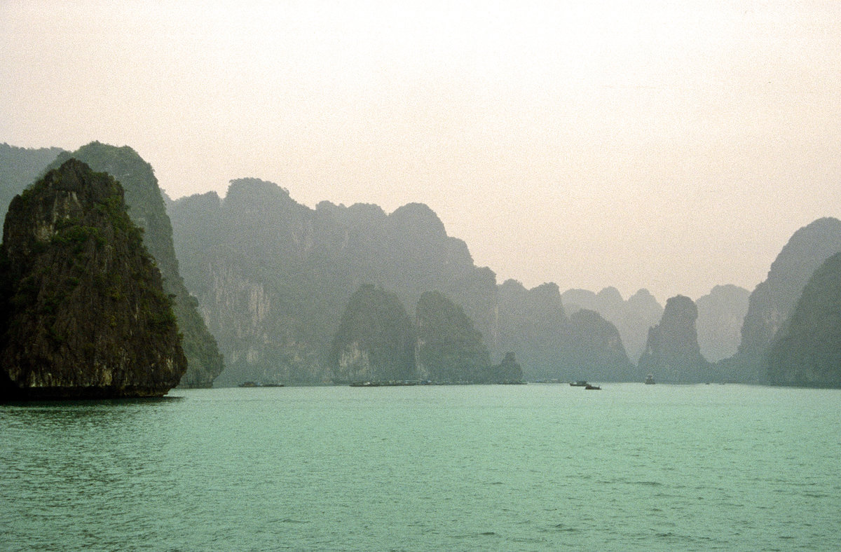 Dämmerung in der Halong Bucht. Bild vom Dia. Aufnahme: Januar 2001.