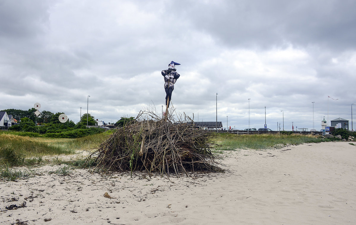Dänisches Sankthans-Feuer mit der traditionellen »Hexe« am Strand vor Årøsund (Aarösund) in Nordschleswig. Aufnahme: 23. Juni 2018.