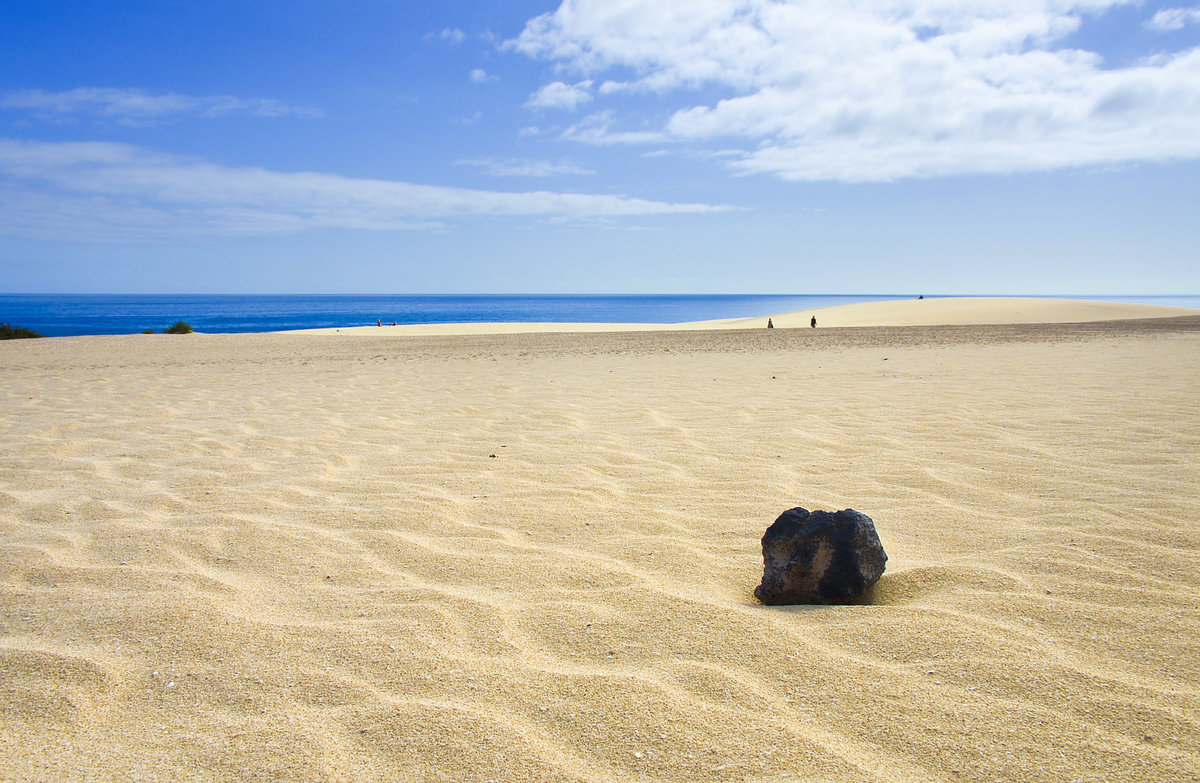 Das 20 Quadratkilometer große Wanderdünengebiet El Jable - Las Dunas de Corralejo auf Fuerteventura steht unter Naturschutz und schließt direkt den ca. 7 km langen weißen und feinkörnigen Sandstrand von Corralejo an. Das 'lebendige' Wanderdünengebiet El Jable ist ständig in Bewegung.
Aufnahme: 18. Oktober 2017.