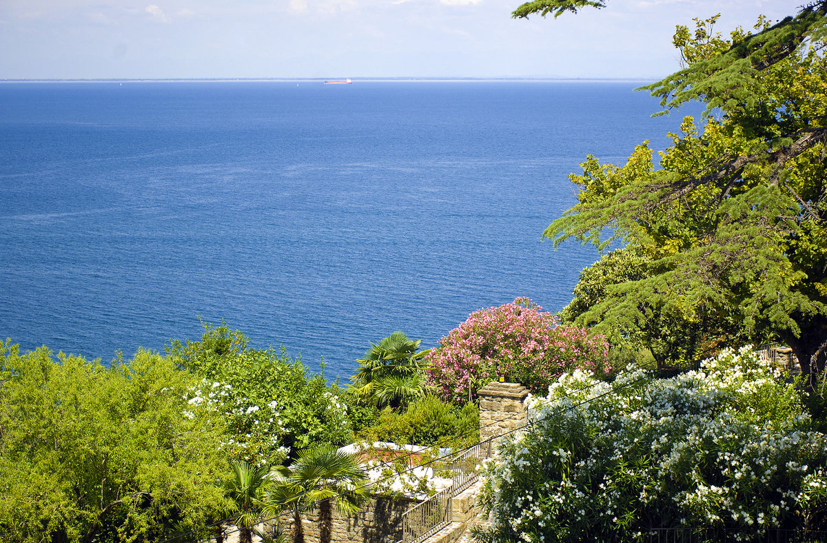 Das Adriatische Meer von der Stadtmauer in Piran aus gesehen. Aufnahme: 26. Juli 2016.