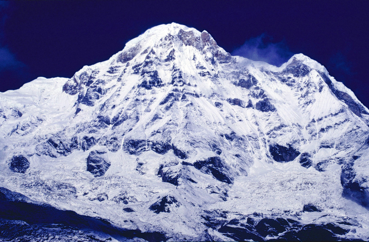 Das Annapurna Massiv von Annapurna Base Camp aus gesehen. Bild vom Dia. Aufnahme: September 1988.