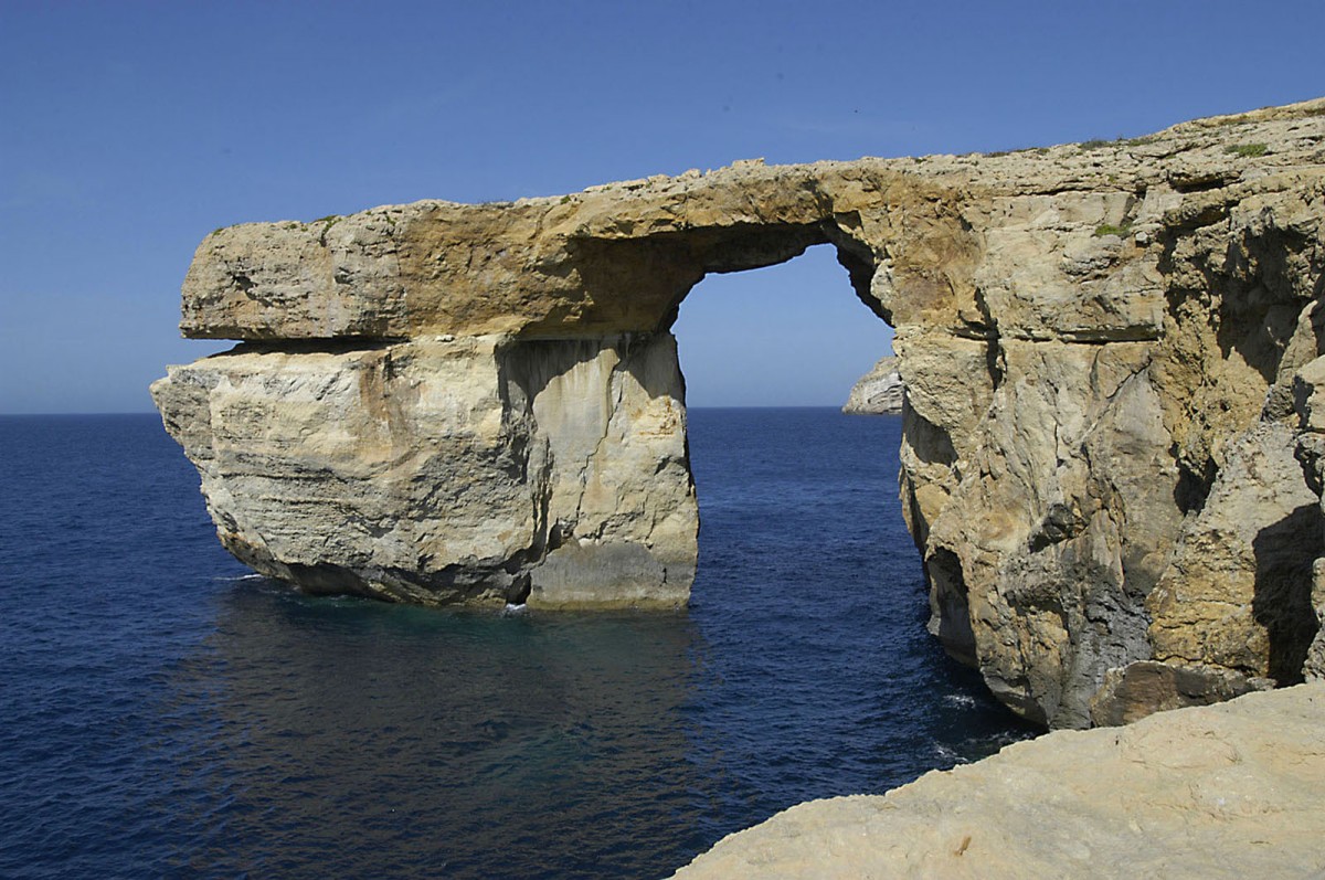 Das Azure Window (maltesisch Tieqa Żerqa, deutsch Blaues Fenster), ist ein durch Umwelteinflüsse entstandenes Felsentor im Westen der maltesischen Insel Gozo. Es ist etwa 100 Meter lang und 20 Meter hoch. Aufnahme: Oktober 2006.