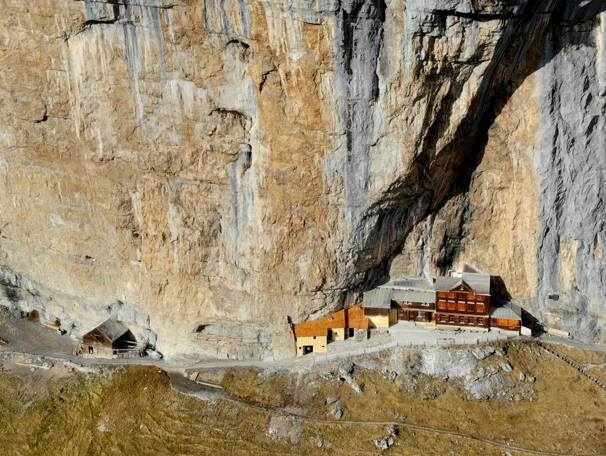 Das Berggasthaus Aescher an der Steilwand der Ebenalp; 17.01.2020