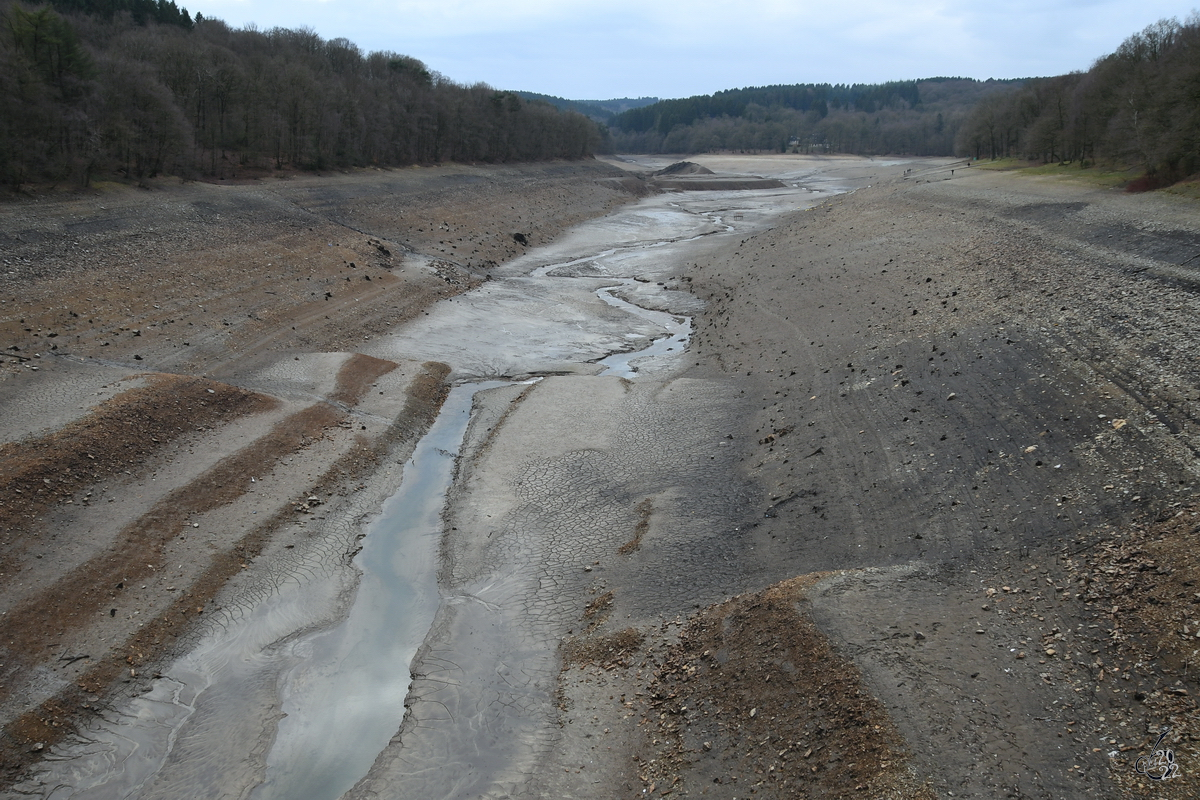 Das fast ausgetrocknete Wasserbett in der Nähe der Glörtalsperre. (Breckerfeld, Februar 2018)