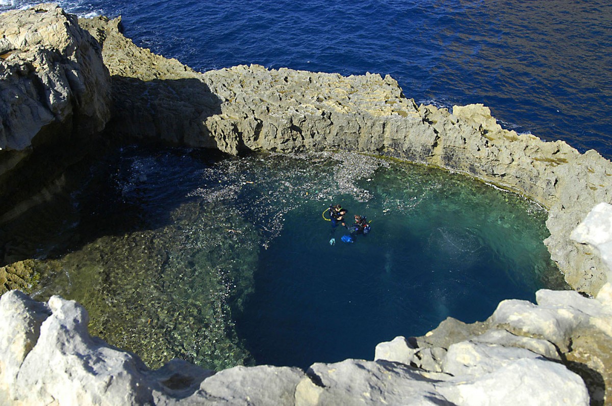 Das Gebiet Dwejra Point am »Azur Windows« auf der Insel Gozo ist als Naturpark deklariert. Aufnahme: Oktober 2006.