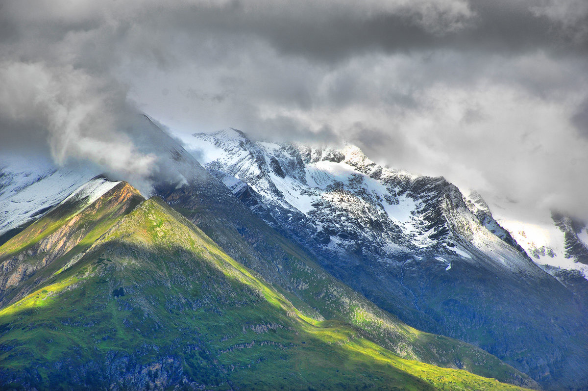 Das Großglockner-Massiv in Wolken bedeckt - von der Großglockner Hochalpenstraße aus gesehen. Aufnahme: 5. August 2016.