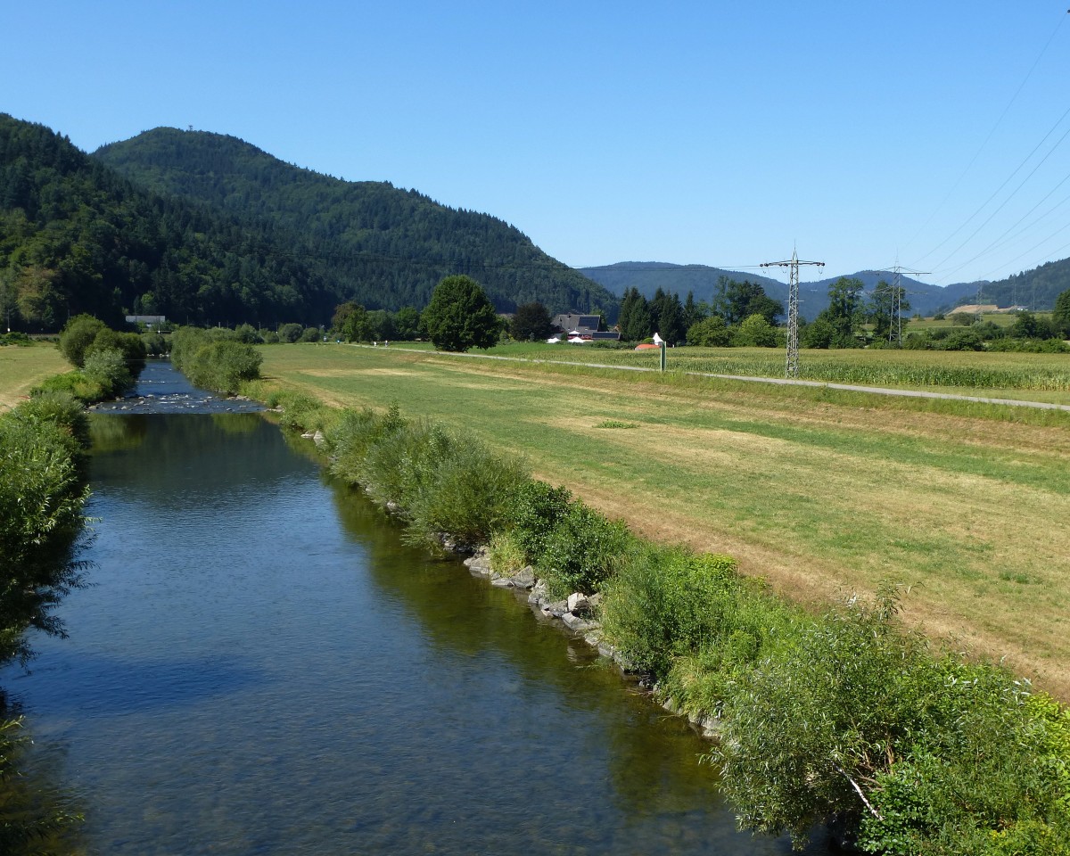 das Kinzigtal mit der Kinzig bei Hausach im mittleren Schwarzwald, Aug.2015