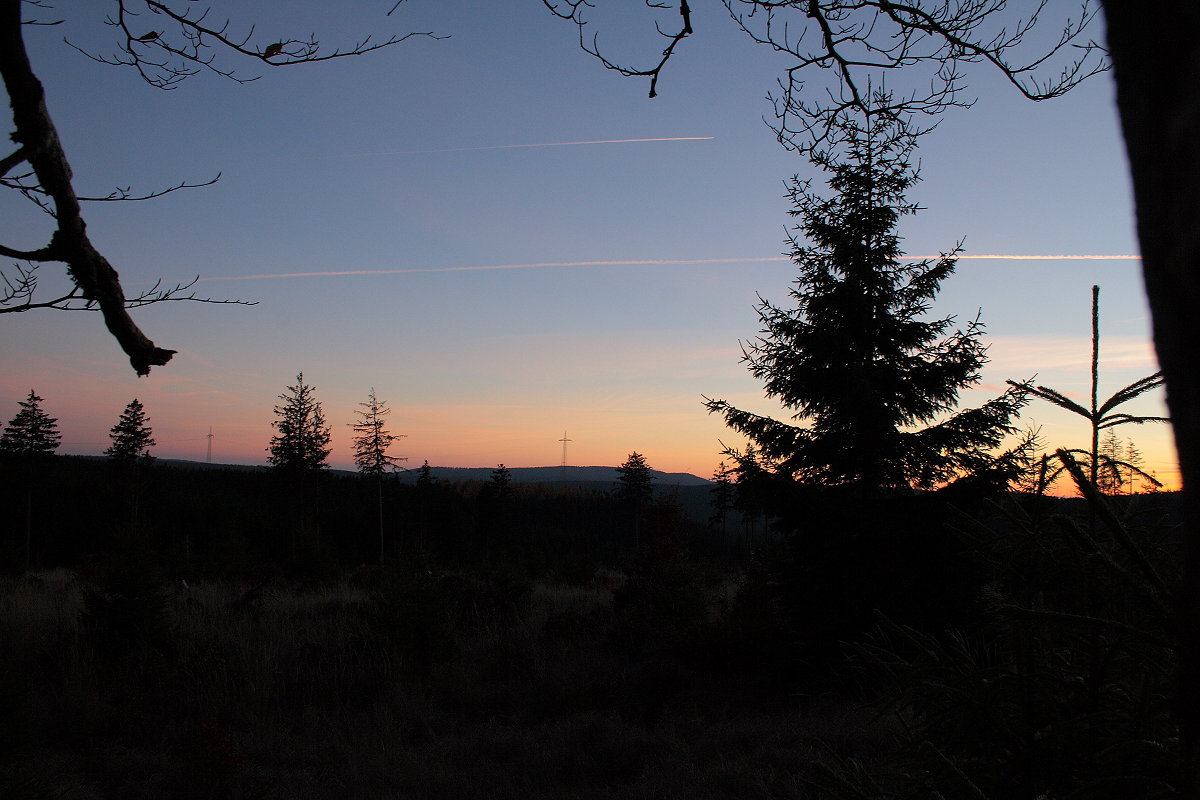 Das letzte Abendrot verglüht über Bergreihen des Südharzes. Blick von der Hahnenkleer Waldstraße am Abend des 15.11.2018...