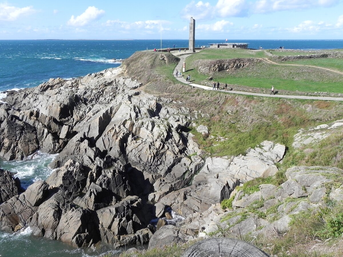 Das  Mémorial national des marins morts pour la France  am Pointe Saint-Mathieu am 01.10.2016.
Der Pointe Saint-Mathieu ist das westlichste Ende Frankreichs.  Als ein Denkmal zur Erinnerung an die Menschen, die bei Katastrophen auf See ums Leben kamen liegt der Pointe Saint-Mathieu auf einer ca. 20 Meter hohen Klippe in der Gemeinde Plougonvelin. 