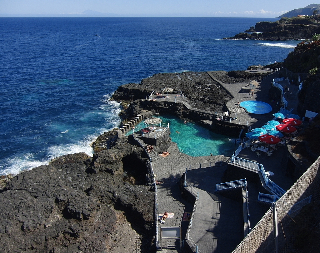 Das Meeresschwimmbecken Charco Azul („Blaue Pftze“) in San Andrs. Bei Flut und hohen Wellen findet ein Wasseraustausch in diesem Meeresschwimmbecken statt (La Palma, September 2013).