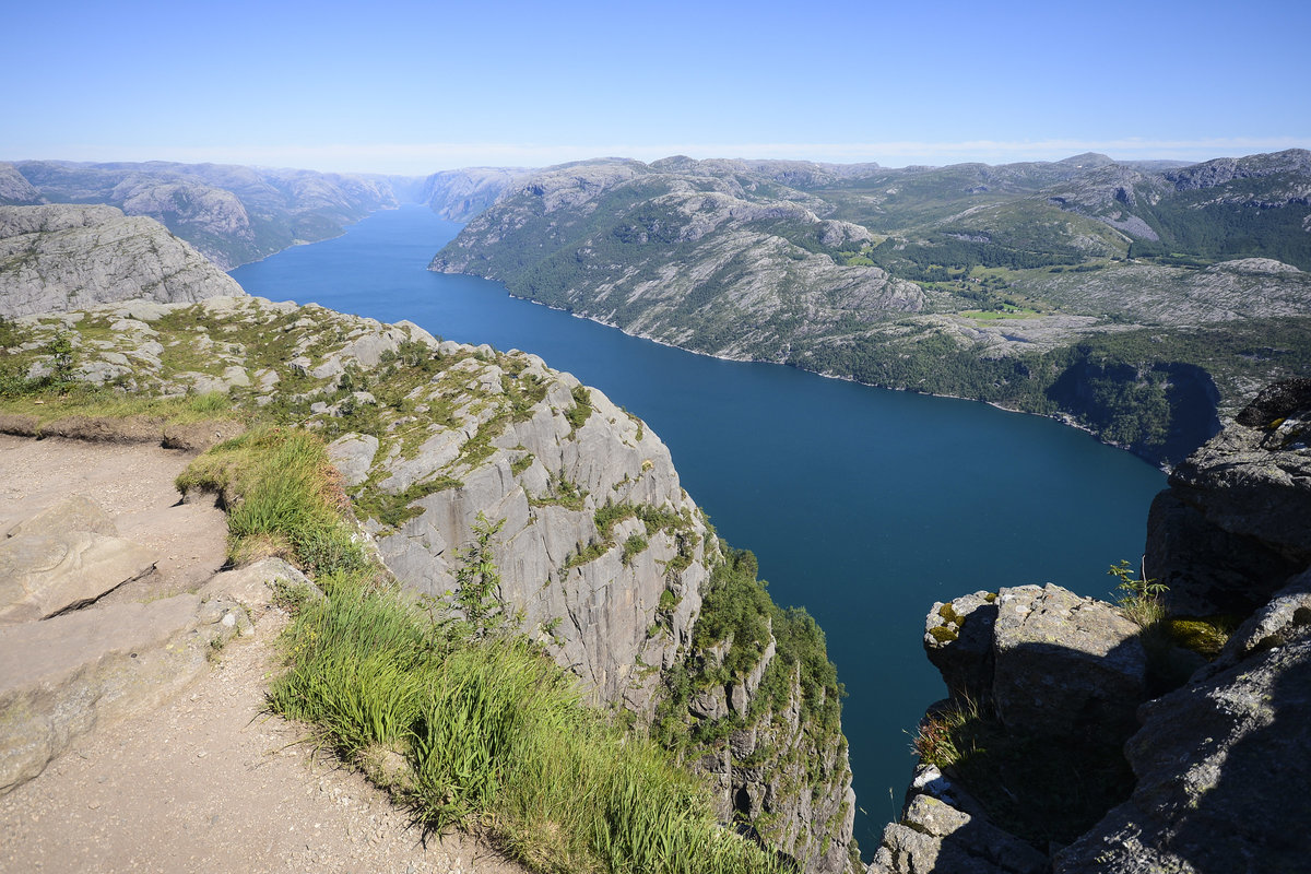 Das norwegische Lysefjord vom Preikestolen. Wanderweg aus gesehen. Aufnahme: 2. Juli 2018.