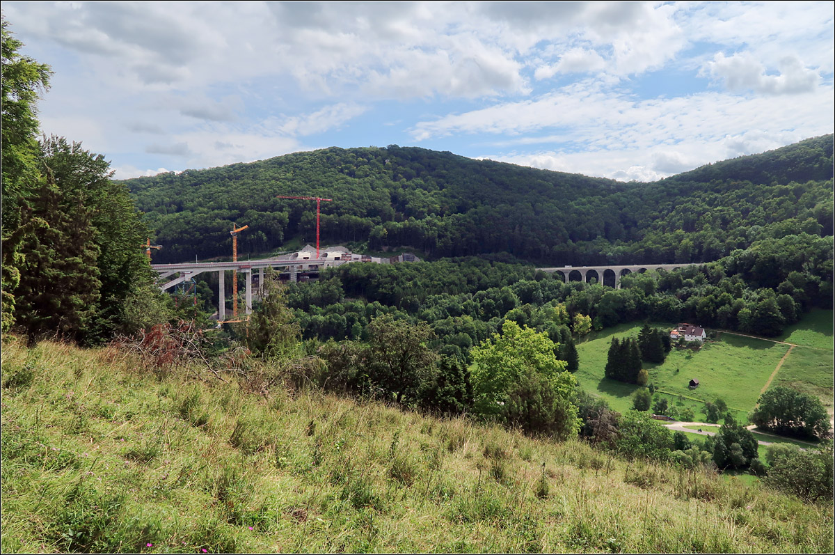 Das obere Filstal - 

... bei Wiesensteig. Die Tallandschaft wird auch durch Infrastrukturbauten geprägt. Links die Filstalbahnbrücke der Neubaustrecke Stuttgart - Ulm, die 2022 in Betrieb geht, rechts die Todsburg-Hangbrücke der Autobahn A8. Baubeginn der Autobahn war im Jahr 1938, kriegsbedingt wurde der Albaufstieg erst 1955/56 fertig. 

Fotostandort Naturschutzgebiet 'Sterneck.'

10.08.2021 (M) 