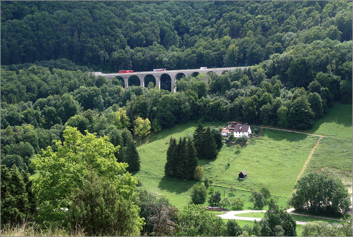 Das obere Filstal -

... bei Wiesensteig. Blick vom Naturschutzgebiet 'Sterneck' übers Tal zur Todsburg-Hangbrücke der Autobahn A8. 

10.08.2021 (M)