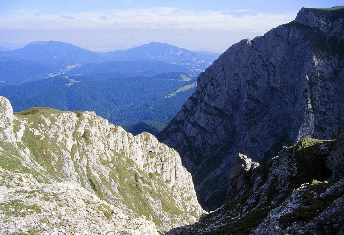 Das Postăvarul-Massiv südlich von Brașov. Aufnahme: Juni 1990 (eingescanntes Dia).