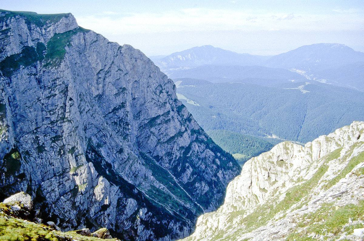 Das Postăvarul-Massiv südlich von Brașov. Bild vom Dia. Aufnahme: Juli 1990.