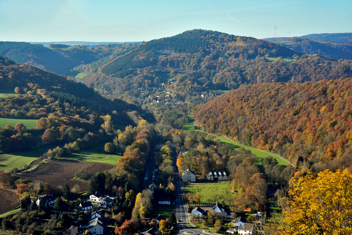 Das Rurtal von Brück in Richtung Zerkall. Aufgenommen von der Burg Nideggen - 01.11.2015