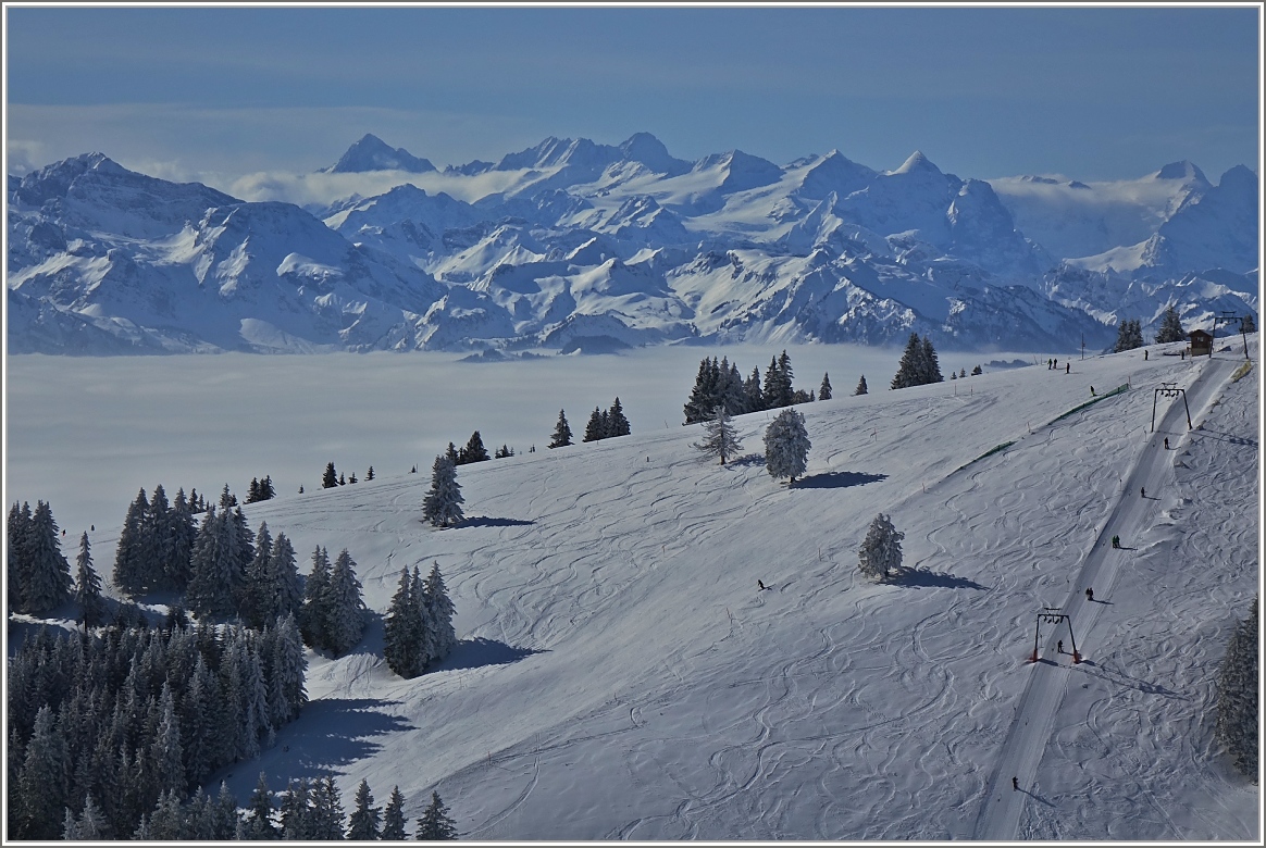 Das tiefverschneite Bergpanorama der innerschweizer Alpen aufgenommen vom Rigi.
(24.02.2018)