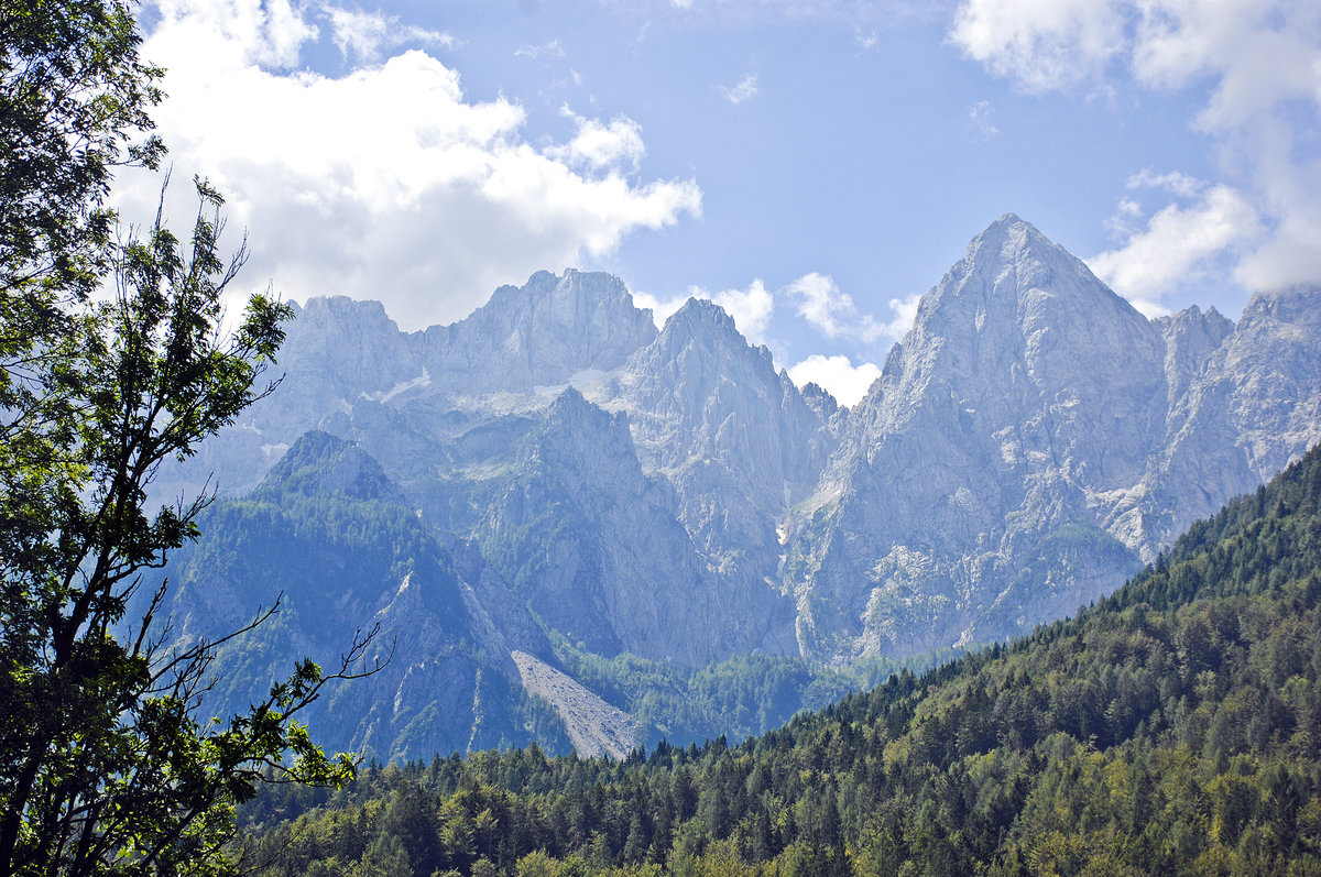 Das Triglav-Massiv in Slowenien von Gold Martuljek aus gesehen. Aufnahme: 4. August 2016.