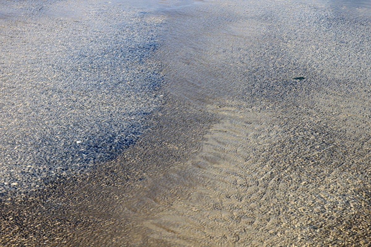 Das Watt bei ablaufendem Hochwasser. Aufgenommen am 18.09.2014 bei Goting auf Föhr.