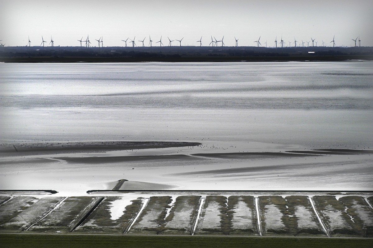 Das Watt und das Festland von Hilgenriedersiel vom Norderney Leuchtturm aus gesehen. Aufnahme: März 2008.