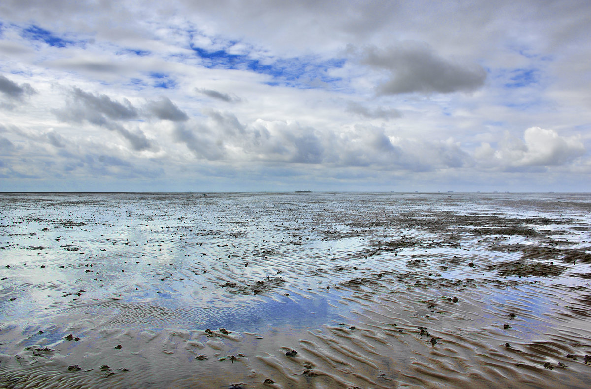 Das Wattenmeer während Ebbe zwischen Dagebüjl und der Hallig Land aufgenommen. Aufnahme: 25. Juni 2017.