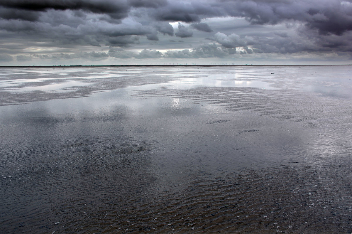 Das Wattenmeer während Ebbe zwischen Dagebüjl und der Hallig Land aufgenommen. Aufnahme: 25. Juni 2017.