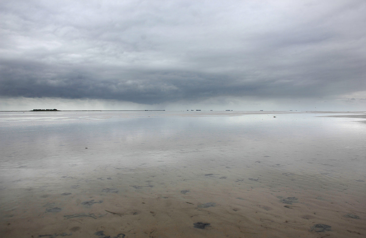 Das Wattenmeer während Ebbe zwischen Dagebüjl und der Hallig Land aufgenommen. Aufnahme: 25. Juni 2017.