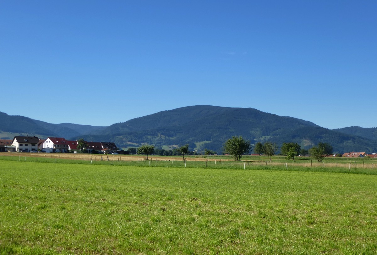 das weite Dreisamtal vor Freiburg, mit Blick auf den 1284m hohen Schauinsland, Aug.2013