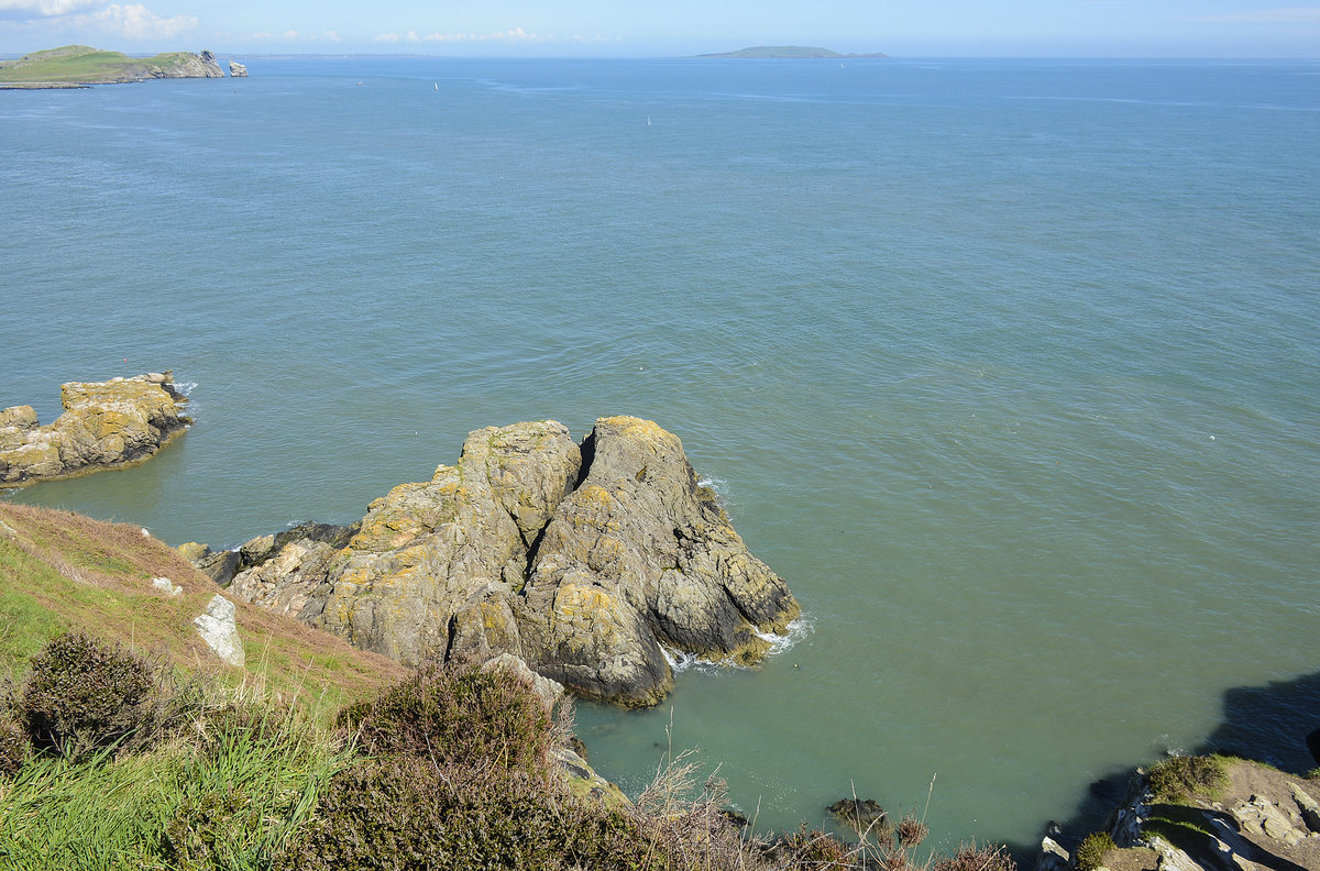 Dem städtischen Trubel in Dublin entfliehen und in die Natur abtauchen, kann man sehr gut auf der nördlich gelegenen Halbinsel Howth. Vorbei am Hafen des kleinen Fischerörtchen gelangt man auf den Rundwanderweg, der an den Klippen entlang führt. 
Aufnahme: 12. Mai 2018.