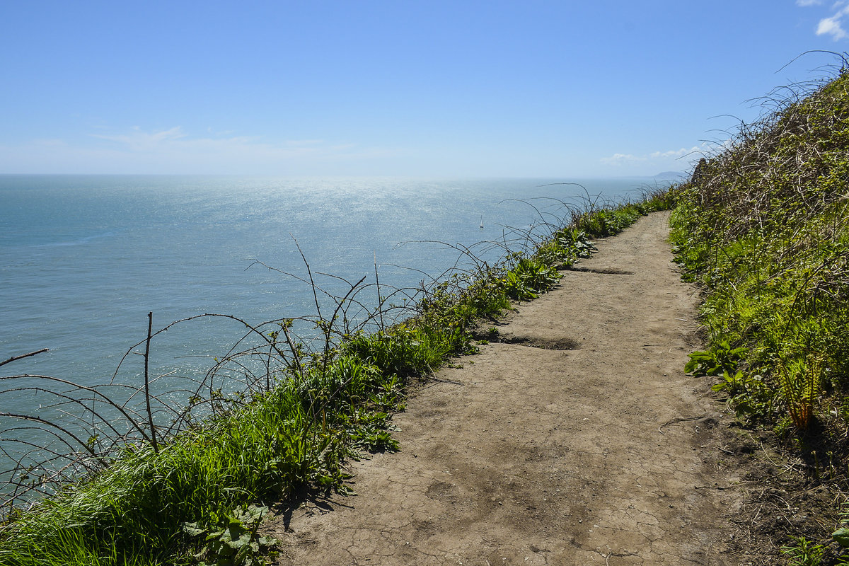 Den Howth Cliff Cliffwalk sollte man bei sehr starkem Wind meiden, an einigen Stellen führt der Pfad doch sehr nach an den Klippen entlang.
Aufnahme: 12. Mai 2018.