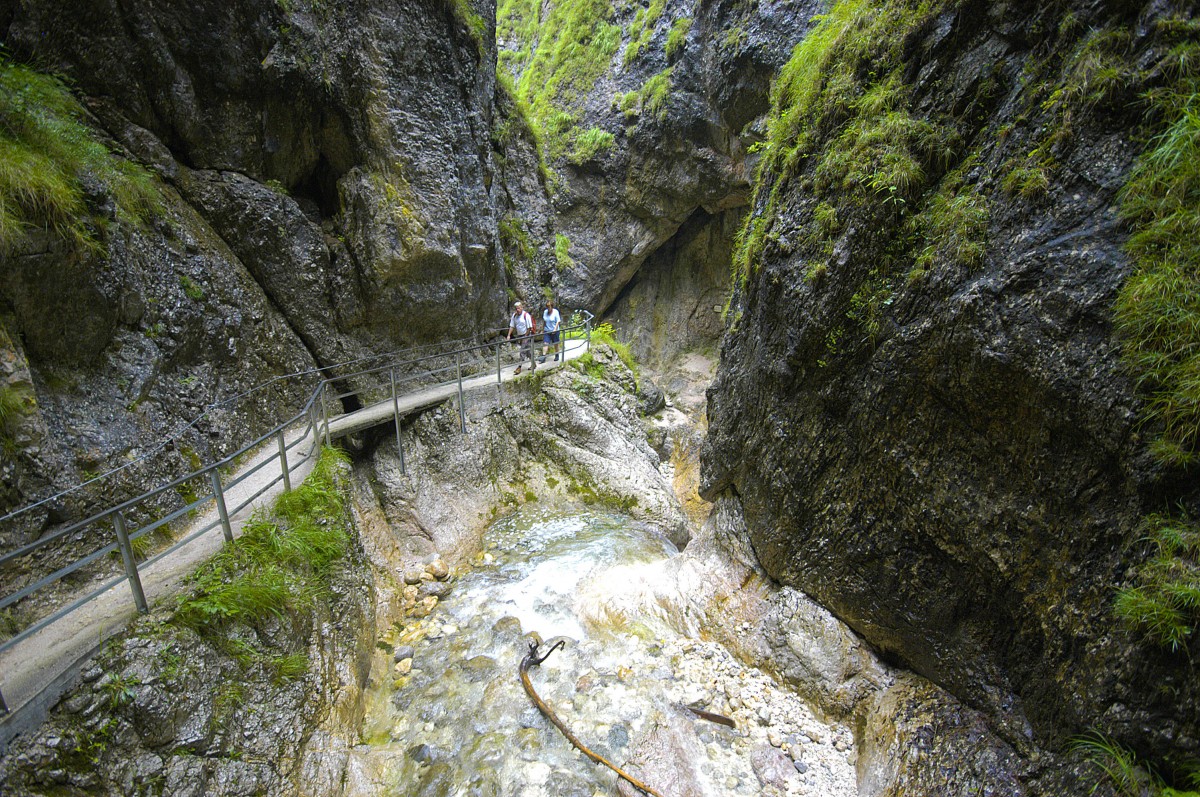 Der 3 km lange Wanderweg durch die Almbachklamm wurde 1894 errichtet. Dabei wurde ein Tunnel, 29 Brücken und 320 Stufen angelegt, um die 200 m Höhenunterschied zu überwinden. Aufnahme: Juli 2008.