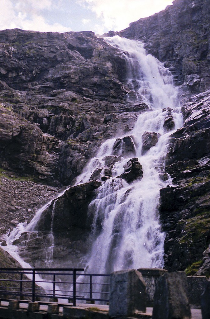 Der 320 Meter Hohe Stigfossen am Trollstigen in Norwegen. Aufnahme: Juli 1985 (digitalisiertes Negativfoto).