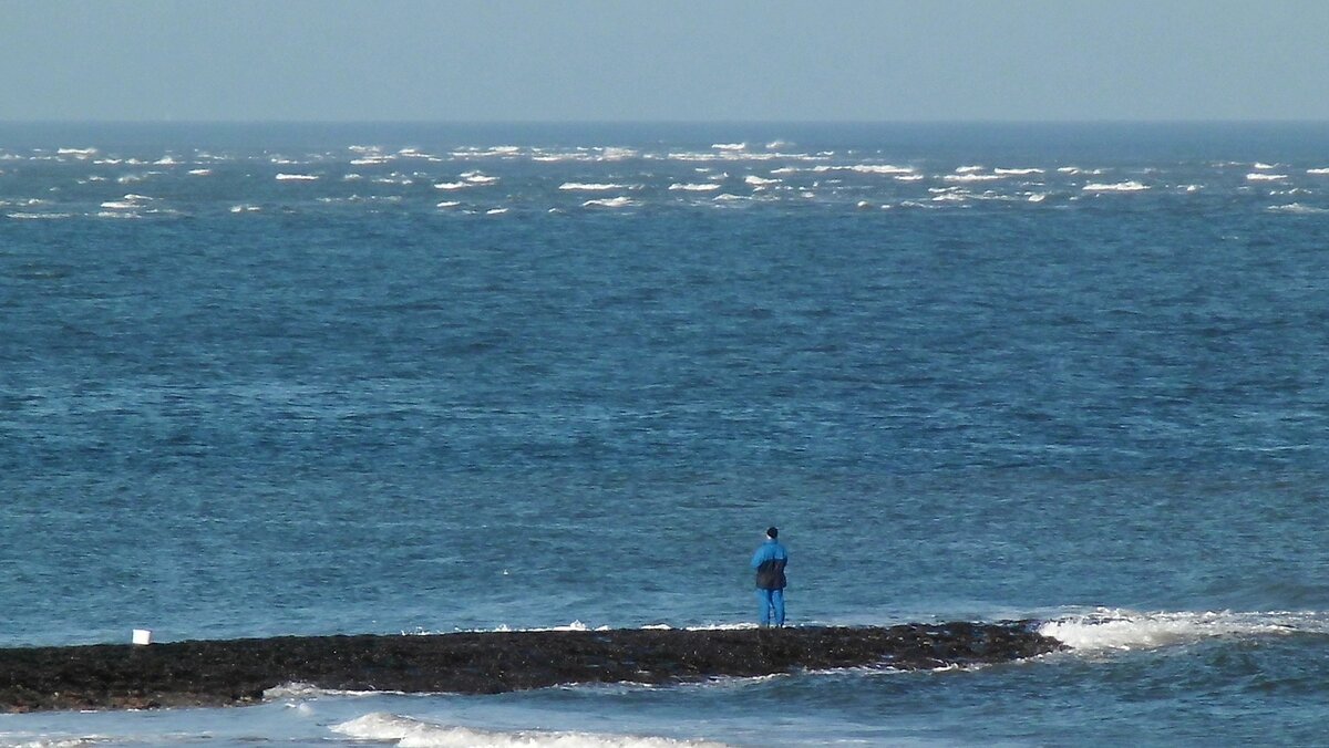  Der alte Mann und das Meer . Angler am Strand von Norderney am 03.10.2015.