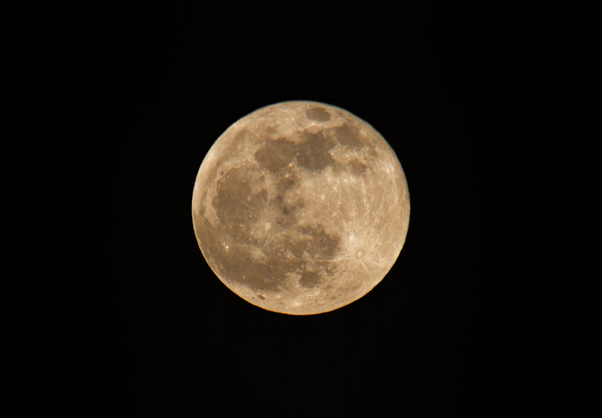 Der aufgehende Mond um 19.42 Uhr. - 04.04.2015