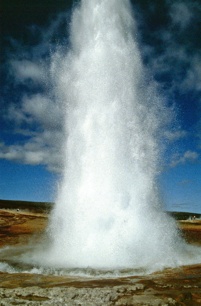 Der ausbrechende Große Geysir. . Die Höhe seiner Ausbrüche beträgt nun nur bis zu 10 Meter. Bild vom Dia. Aufnahme: August 1995.