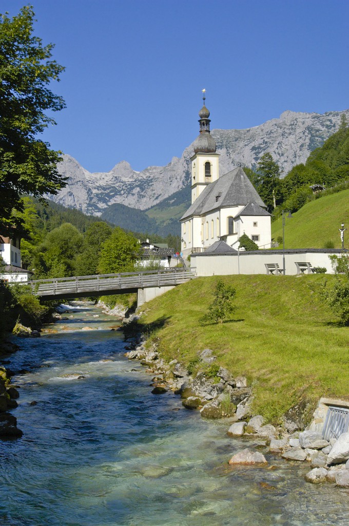 Der Bach Ramsauer Ache mit dem Berg Edelweißlahnerkopf (1953 Meter) im Hintergrund. Aufnahme: Juli 2008.