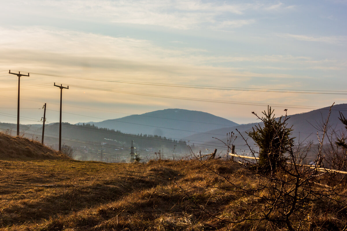 Der Berg Bozova am Abend / Wolowetz, Ukraine / 21.03.2025