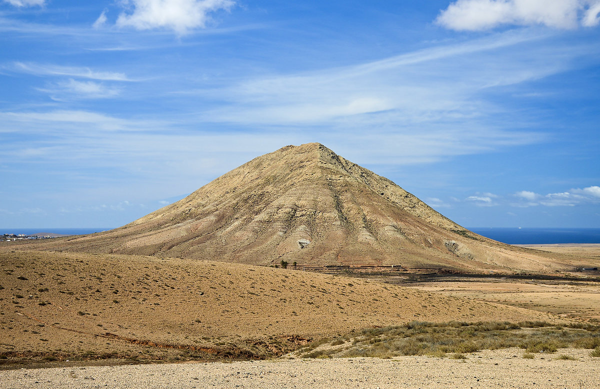 Der Berg Montaña de Tindaya liegt im Nordwesten der Insel Fuerteventura, ganz in der Nähe der Ortschaft La Oliva. Für die Ureinwohner der Insel war Tindaya ein heiliger Ort, dem Zauberkräfte zugeschrieben wurden.
Aufnahme: 18. Oktober 2017.